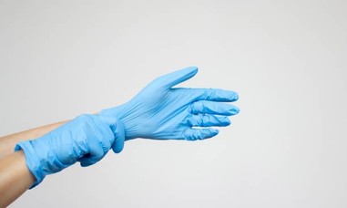 Chiến tranh Iran khiến giá găng tay y tế tăng cao gây khó khăn cho các bệnh viện