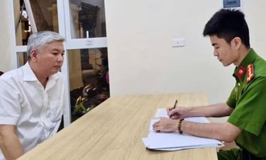 Tạm giữ hình sự đối tượng điều khiển ôtô ép xe người khác, hành hung tài xế sau va chạm