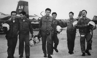 Bài 4: Trận đánh sân bay Tân Sơn Nhất - lấy vũ khí địch đánh địch