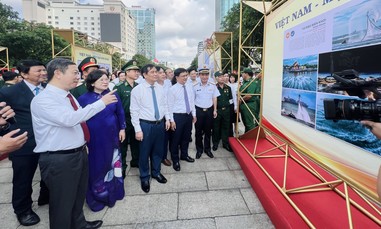 Khai mạc triển lãm ảnh “Việt Nam - Một dải non sông” và “TPHCM vang mãi khúc khải hoàn”