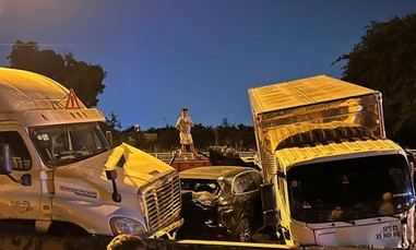 Video tai nạn liên hoàn 6 ôtô khi đổ dốc cầu Phú Mỹ, nhiều xe biến dạng