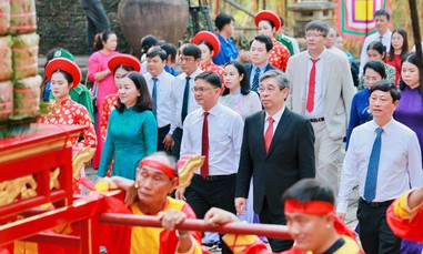 Lãnh đạo và nhân dân TPHCM dâng hương tưởng nhớ Quốc Tổ tại Đền tưởng niệm các Vua Hùng