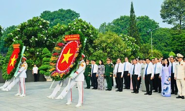 Đoàn đại biểu TPHCM đến viếng, dâng hương tưởng nhớ, tri ân Mẹ Việt Nam anh hùng, Anh hùng liệt sĩ