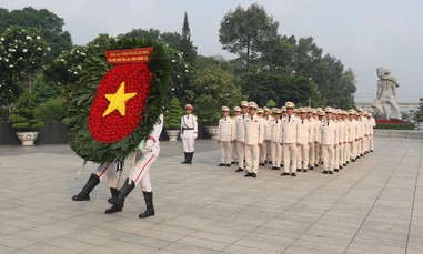 Đoàn đại biểu Công an TPHCM dâng hương, dâng hoa tri ân các Anh hùng Liệt sĩ