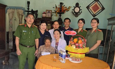 Công an TPHCM: Chăm lo gia đình chính sách, tri ân mẹ Việt Nam Anh hùng tại xã Tân Nhựt
