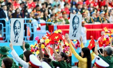 ÁNH SÁNG HỒ CHÍ MINH SOI ĐƯỜNG CHO CHÚNG TA ĐI
