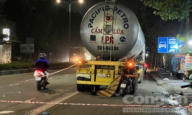 Xe máy găm chặt đuôi xe bồn trên đường Mỹ Phước Tân Vạn, một người tử vong