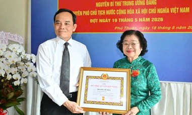 Lãnh đạo TPHCM trao Huy hiệu Đảng tặng các đảng viên lão thành