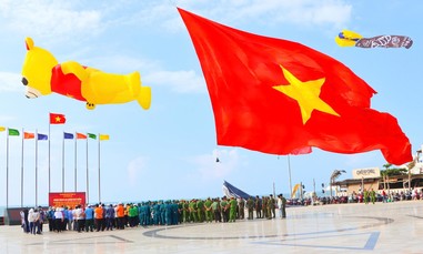 Xã Phước Hải ra quân cao điểm bóc xóa quảng cáo trái phép và thu gom rác làm sạch bãi biển