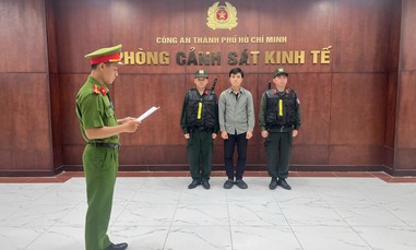 TPHCM: Khởi tố đối tượng bán lượng lớn giày dép giả mạo Nike, Adidas, Converse trên Shopee và mạng xã hội