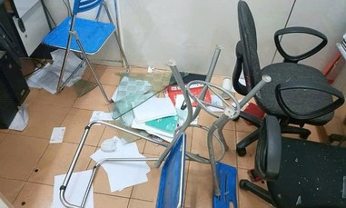 Nam thanh niên đến khám bệnh, bất ngờ la hét, đập phá ‘tưng bừng’ tại trung tâm y tế
