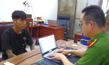 Bắt đối tượng dùng dao đe dọa người phụ nữ mang thai 7 tháng, cướp 40 ĐTDĐ cùng tiền mặt