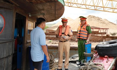 Theo chân lực lượng Công an truy quét ma tuý trên tuyến sông Sài Gòn, làm sạch địa bàn cảng Trường Thọ