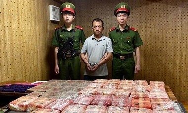 Nhóm đối tượng vận chuyển 23 kg ma túy dùng súng, dao chống trả khiến 1 cán bộ Công an bị thương
