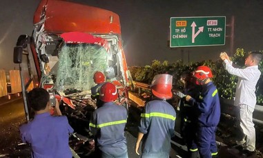 Xe khách tông đuôi xe đầu kéo trên cao tốc TPHCM - Long Thành, tài xế tử vong tại chỗ