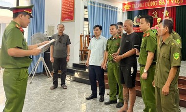 Say rượu mất kiểm soát, gã đàn ông cầm dao xông vào trụ sở chém cán bộ công an trọng thương
