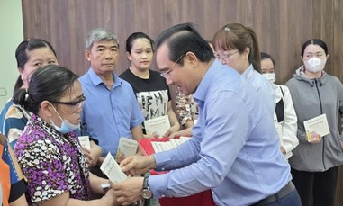 TPHCM tặng quà 1 triệu đồng cho hộ khó khăn nhân dịp kỷ niệm 50 năm Thành phố mang tên Bác
