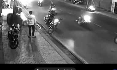 Thanh niên mặc áo xe ôm công nghệ chặn đường, đánh người ở Thủ Đức khai do ghen tuông