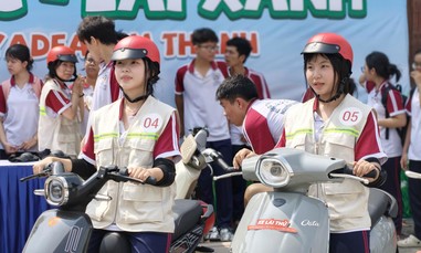CSGT TPHCM đến trường học hướng dẫn, tuyên truyền học sinh lái xe an toàn