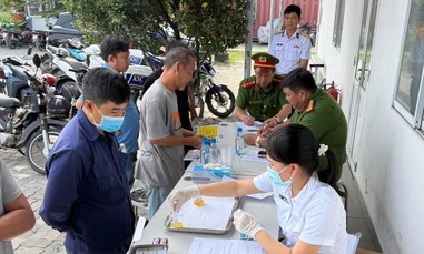 Công an phường Long Trường: Kiểm tra ma túy nhiều đối tượng, dọn dẹp "quảng cáo bẩn"