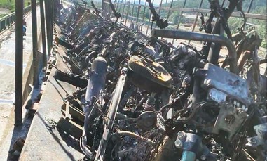 Xe đầu kéo chở hơn 100 xe máy bốc cháy trên cầu Bến Thủy 2