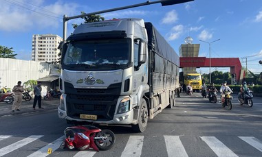 Xe tải ôm cua cán một người đi xe máy tử vong ở TPHCM