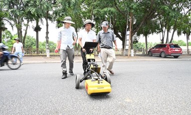 Dùng radar 'siêu âm' đất tìm kiếm khu vực nghi có mộ tập thể liệt sỹ