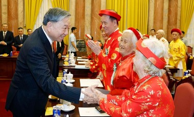Tạo điều kiện để người cao tuổi tham gia hòa giải ở cơ sở, xây dựng đời sống văn hóa, củng cố khối đại đoàn kết