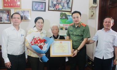 Đoàn đại biểu TPHCM đi thăm, chúc thọ người cao tuổi tiêu biểu