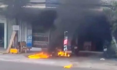 Nam thanh niên tạt xăng tiệm giặt sấy rồi phóng hoả khiến người cũng cháy như đuốc