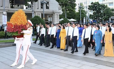 Đoàn đại biểu TPHCM dâng hoa tưởng nhớ Chủ tịch Hồ Chí Minh nhân dịp 50 năm Thành phố mang tên Bác