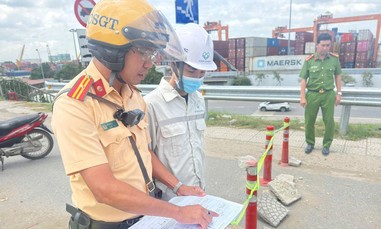 CSGT Công an TPHCM lập biên bản xử phạt đơn vị sửa chữa cầu Đồng Nai