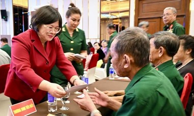 TPHCM: Động viên, tri ân, chia sẻ những khó khăn với gia đình liệt sĩ, thương binh