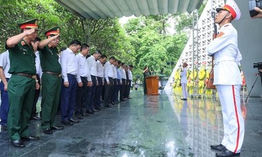 Thủ tướng Lê Minh Hưng tưởng niệm Chủ tịch Hồ Chí Minh, Đại tướng Võ Nguyên Giáp và các Anh hùng liệt sĩ