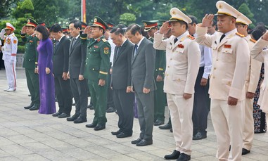 Đoàn đại biểu TPHCM dâng hoa, dâng hương tưởng niệm các Anh hùng liệt sĩ