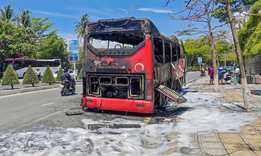 Video: Ôtô khách chở gần 40 người bốc cháy dữ dội trên đường ven biển Nha Trang