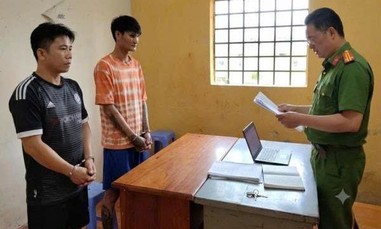 Bắt 2 đối tượng nghiện ma tuý cướp giật điện thoại của cháu bé