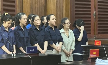 TPHCM: Xét xử đường dây mua bán hàng ngàn tài khoản ngân hàng phục vụ đánh bạc, lừa đảo