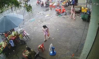 Bắt 'nóng' thanh niên cướp giật dây chuyền rồi đưa cho bạn gái bán lấy tiền trả nợ