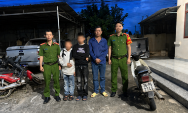 Hai em nhỏ đi lạc hơn 270km được Công an giúp đỡ trở về với gia đình