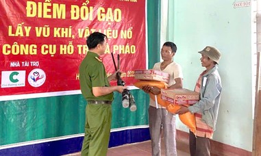 Đổi gạo, nhu yếu phẩm lấy vũ khí, mô hình lan tỏa ý thức giữ bình yên thôn, làng