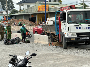 Xe tải cẩu tông liên tiếp hai xe máy trên Quốc lộ 13 khiến 3 người thương vong