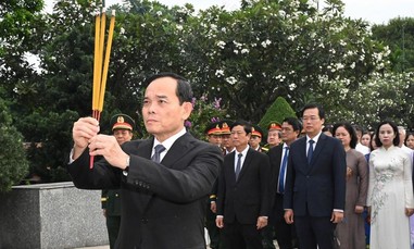 Đoàn đại biểu TPHCM dâng hoa, dâng hương tưởng nhớ các Mẹ Việt Nam Anh hùng, các Anh hùng liệt sĩ