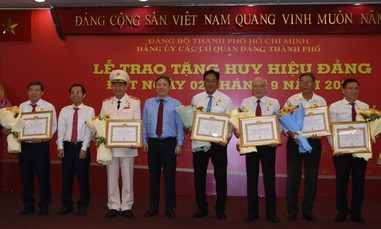 Thành ủy TPHCM trao Huy hiệu Đảng cho 150 đồng chí thuộc Đảng bộ các cơ quan Đảng Thành phố