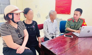 Thấy vợ chồng già mang vàng đi bán trong lo âu, chủ tiệm nhanh trí báo Công an ngăn kịp thời vụ lừa đảo