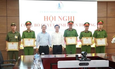 TPHCM: Khen thưởng đột xuất lực lượng tham gia triệt xóa tụ điểm ma túy tại ấp Bến Ván