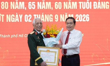 Chủ tịch Quốc hội Trần Thanh Mẫn trao Huy hiệu Đảng tặng các đảng viên cao tuổi tại TPHCM