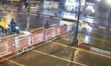 TPHCM: Phạt tài xế vượt đèn đỏ, tông vào rào chắn đường sắt trên đường Phạm Văn Đồng