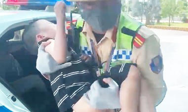 Video: Cộng đồng mạng xúc động trước hình ảnh CSGT dỗ dành bé trai khi bế vào viện cấp cứu