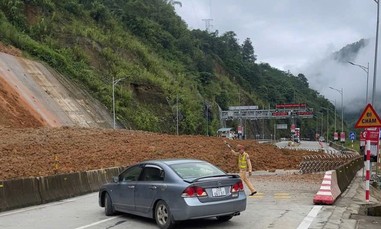 Video: Thót tim cảnh ôtô, xe máy thoát hiểm khi khối lượng đất đá khổng lồ đổ xuống đường